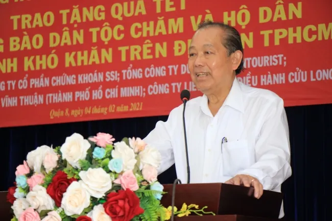 Phó Thủ tướng Trương Hòa Bình phát biểu tại buổi tặng quà.