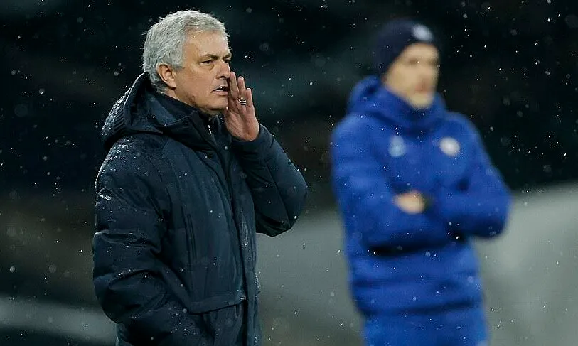 Mourinho không hài lòng với trọng tài sau thất bại trước Chelsea