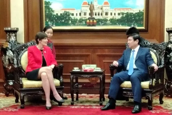 Ông Nguyễn Thành Phong, Ủy viên Trung ương Đảng, Chủ tịch UBND TPHCM tiếp bà Emily Hamblin, tân Tổng lãnh sự Anh tại TPHCM