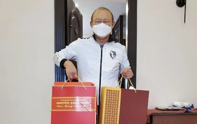 Thầy Park nhận món quà xuân ý nghĩa từ Thủ tướng Nguyễn Xuân Phúc