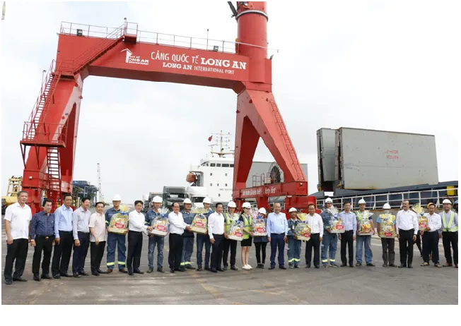 Phó Thủ tướng Thường trực Chính phủ Trương Hòa Bình thăm công nhân lao động làm việc xuyên Tết tại Cảng quốc tế Long An 1