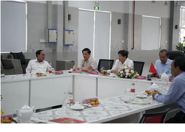 Phó Thủ tướng Thường trực Chính phủ Trương Hòa Bình thăm công nhân lao động làm việc xuyên Tết tại Cảng quốc tế Long An 3