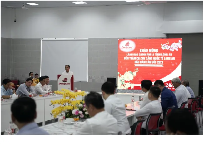 Phó Thủ tướng Thường trực Chính phủ Trương Hòa Bình thăm công nhân lao động làm việc xuyên Tết tại Cảng quốc tế Long An 2