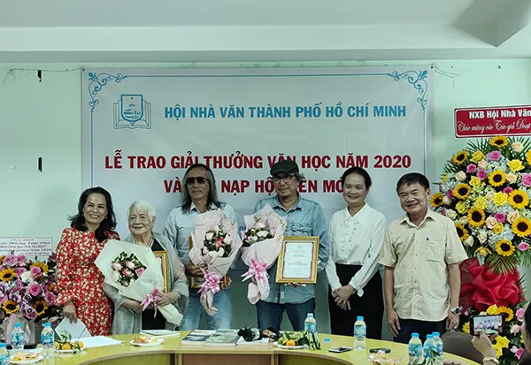 Các tác giả nhận Giải thưởng Hội Nhà văn TPHCM 2020. Từ trái qua: đạo diễn Xuân Phượng, họa sĩ Bùi Quang Lâm và nhà thơ Cao Xuân Sơn