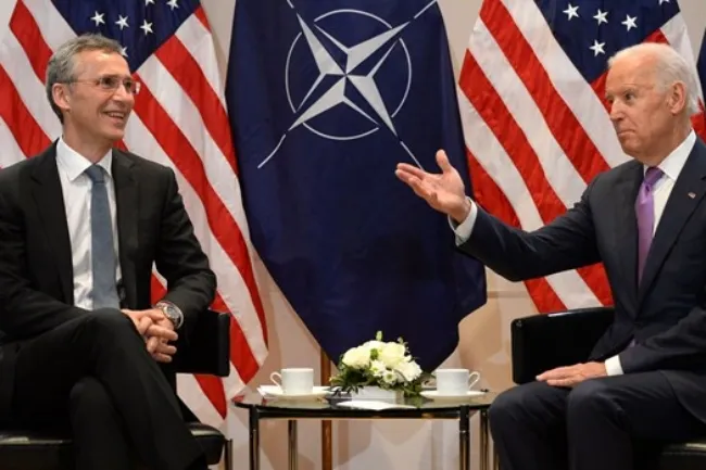 Tổng Thư ký NATO Jens Stoltenberg và Tổng thống Mỹ Joe Biden. (Ảnh: AFP)