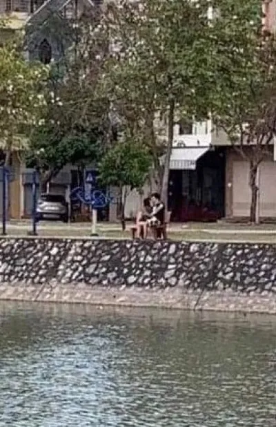 Hình ảnh được cho là đôi nam nữ vi phạm quy định về giãn cách xã hội, cùng nhau vào công viên tâm sự