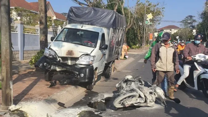 Tin tức tai nạn giao thông hôm nay 22/2/2021: Hai xe máy tông trực diện, 2 thanh niên thương vong 2