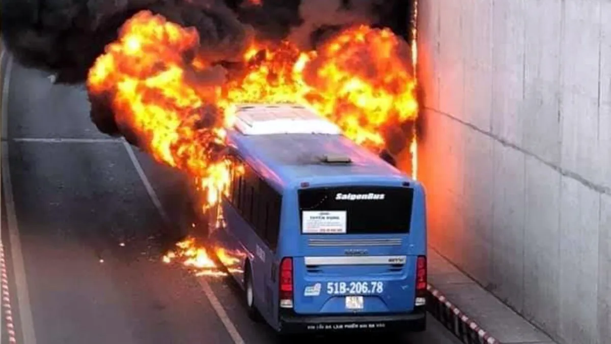 Tin tức tai nạn giao thông hôm nay 24/2/2021: Xe buýt bốc cháy dữ dội trong hầm chui An Sương 1