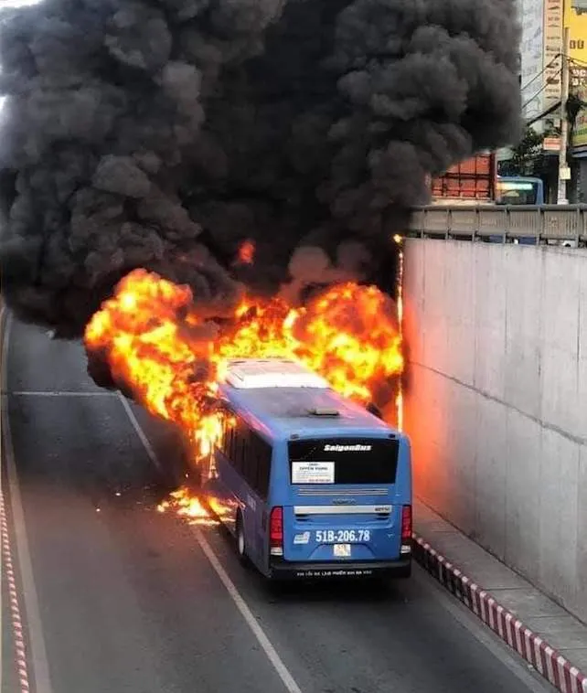Xe buýt cháy ngùn ngụt.