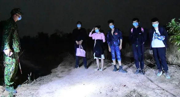 Nhóm người Trung Quốc bị tổ cán bộ Đồn biên phòng cửa khẩu quốc tế Hoa Lư bắt giữ 