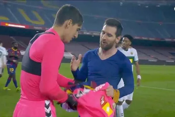 Messi đổi áo với thủ môn đối phương