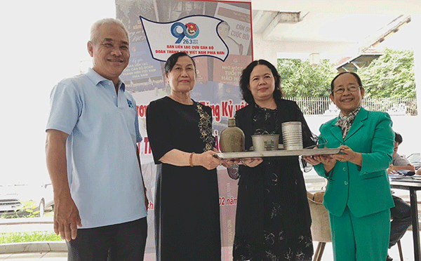 hon-15-ky-vat-duoc-trao-tang-tai-chuong-trinh-mot-thoi-tuoi-tre-hao-hung-voh.com.vn-anh2