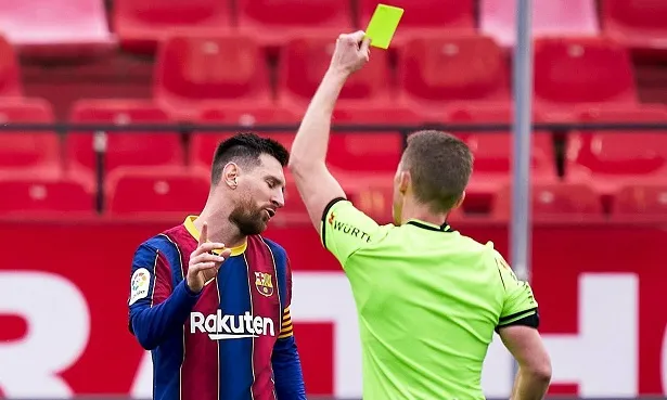 Messi nhận thẻ vàng trước Sevilla