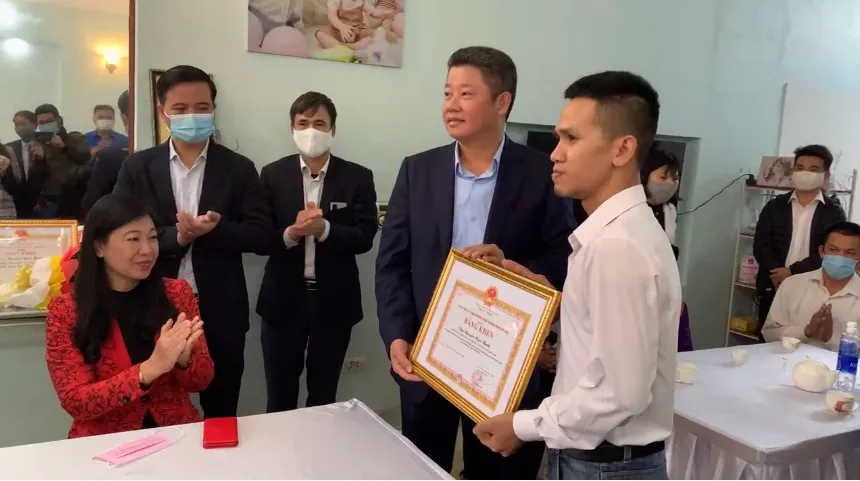 Anh Nguyễn Ngọc Mạnh nhận Bằng khen của Chủ tịch UBND TP. Hà Nội.