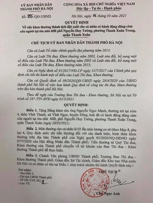 Chủ tịch UBND TP Hà Nội Chu Ngọc Anh quyết định tặng Bằng khen đột xuất cho anh Nguyễn Ngọc Mạnh có hành động dũng cảm cứu người.