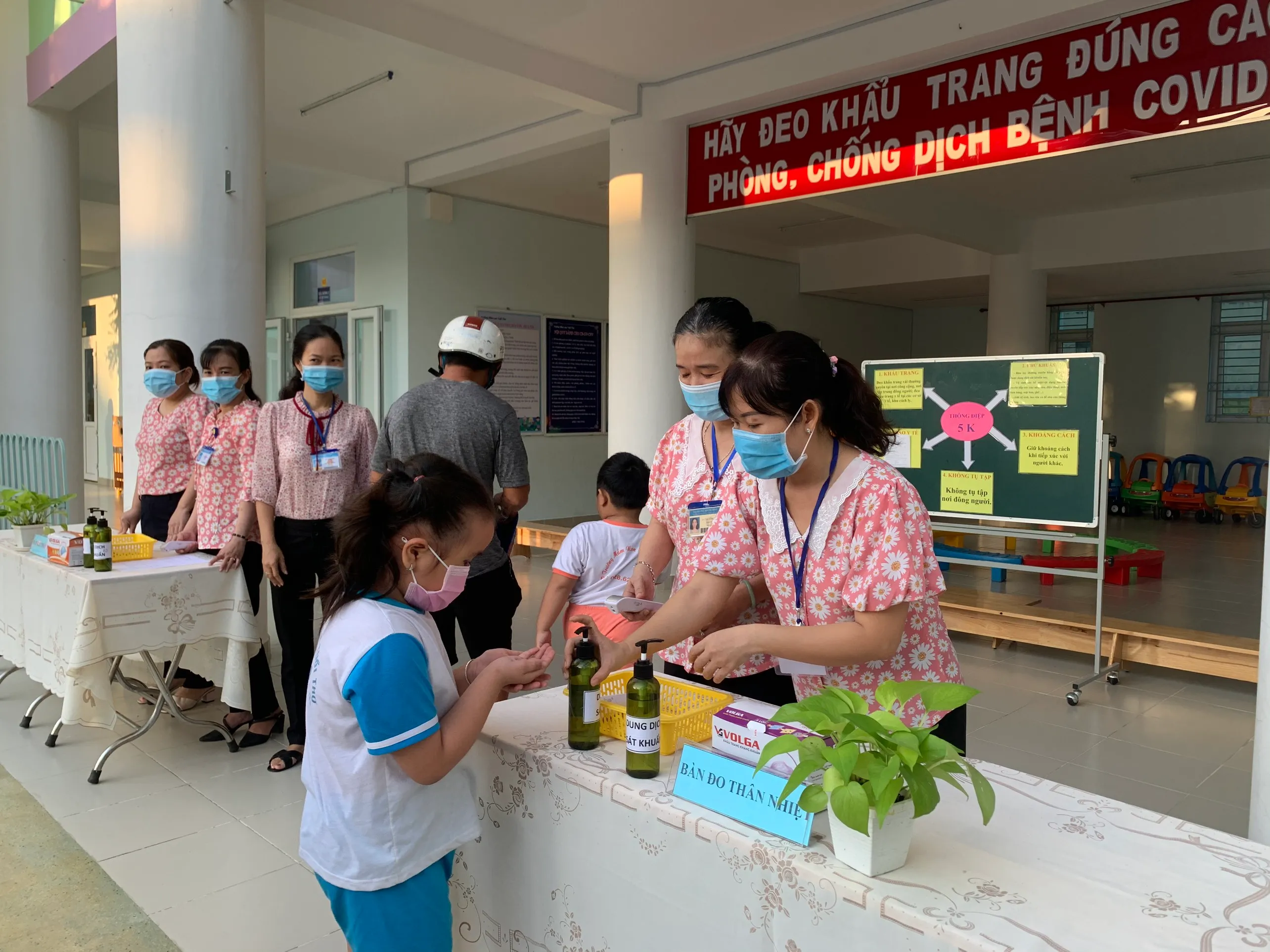 Triển khai đo thân nhiệt, rửa tay sát khuẩn khi trẻ đến trường  (3)