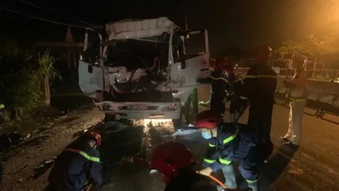 Tin tức tai nạn giao thông hôm nay 1/3/2021: Hai xe máy tông nhau biến dạng, 2 người thương vong 2