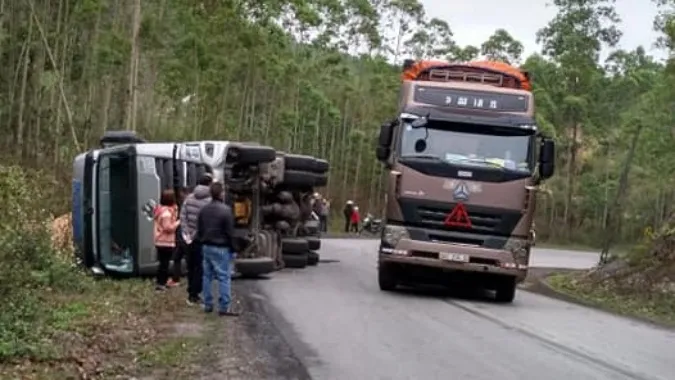 Tin tức tai nạn giao thông hôm nay 1/3/2021: Hai xe máy tông nhau biến dạng, 2 người thương vong 1