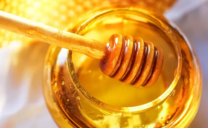 Ủ tóc bằng mật ong: bí kíp dưỡng tóc bóng khỏe, mềm mượt, nhanh dài 1
