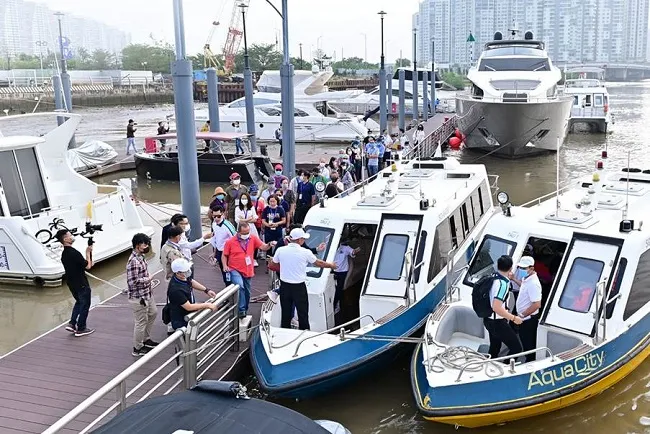 Độc đáo tour trải nghiệm biệt thự mẫu đô thị đảo Phượng Hoàng - Aqua City bằng đường sông 1