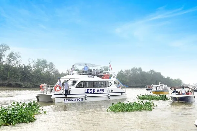 Độc đáo tour trải nghiệm biệt thự mẫu đô thị đảo Phượng Hoàng - Aqua City bằng đường sông 2