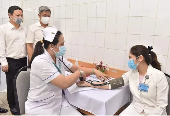 Thứ trưởng Bộ Y tế Nguyễn Trường Sơn và Phó chủ tịch Ủy ban Nhân dân Thành phố Hồ Chí Minh Dương Anh Đức đến dự, giám sát buổi tiêm tại Bệnh viện Bệnh Nhiệt đới Thành phố Hồ Chí Minh
