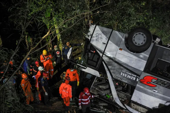 Indonesia: Xe buýt chở học sinh lao xuống khe núi, 27 người thiệt mạng