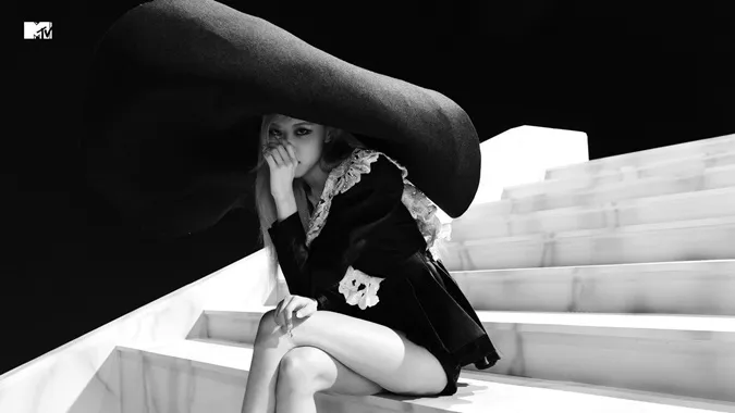 Soi loạt váy áo hàng hiệu của Rosé trong MV On The Ground, liệu có lép vế so với Jennie? 10