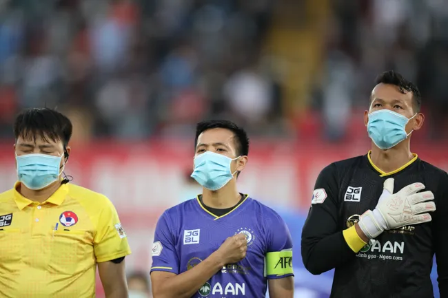 Thú vị hình ảnh Văn Quyết, Duy Mạnh,... đeo khẩu trang ra sân trong ngày V-League trở lại 4