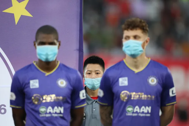 Thú vị hình ảnh Văn Quyết, Duy Mạnh,... đeo khẩu trang ra sân trong ngày V-League trở lại 5