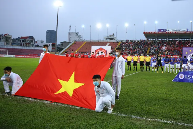 Thú vị hình ảnh Văn Quyết, Duy Mạnh,... đeo khẩu trang ra sân trong ngày V-League trở lại 6