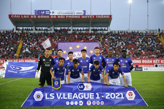 Thú vị hình ảnh Văn Quyết, Duy Mạnh,... đeo khẩu trang ra sân trong ngày V-League trở lại 9