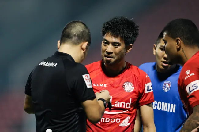 Lee Nguyễn buồn bã khi tịt ngòi trận thứ hai liên tiếp tại V-League 9