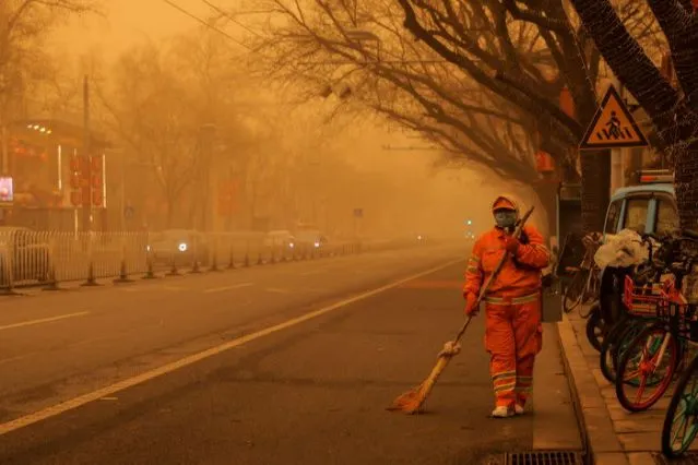 Trung Quốc: Thủ đô Bắc Kinh chìm trong bụi mù vì bão cát lớn nhất thập kỷ