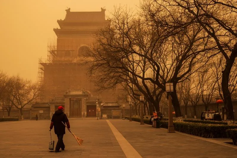 Trung Quốc: Thủ đô Bắc Kinh chìm trong bụi mù vì bão cát lớn nhất thập kỷ