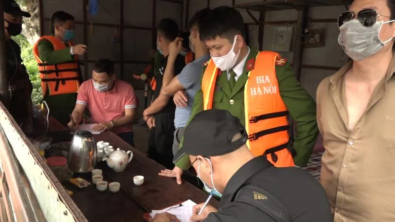 3. Công an huyện My Đức xử lý đối tượng đánh bài trên dòng suối yến