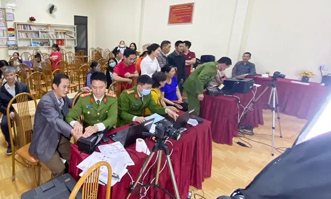 Cán bộ, chiến sĩ Công an tỉnh Sơn La làm thủ tục cấp CCCD cho người dân vào buổi tối.