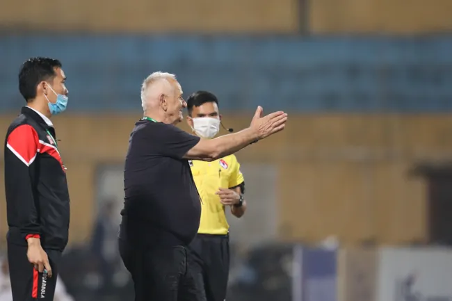 Nhà vô địch C1 châu Âu bị trọng tài nhắc nhở ở V-League 2021 8