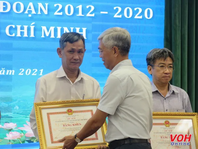 Phó Chủ tịch UBNDTPHCM Võ Văn Hoan trao bằng khen của UBNDTP cho các đơn vị