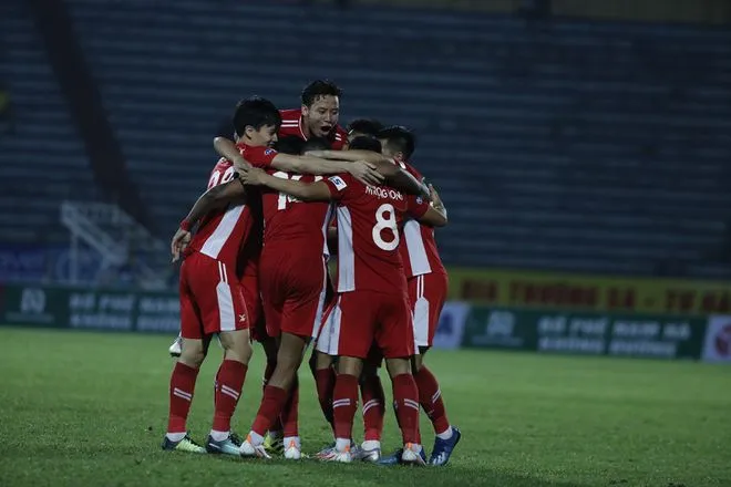 TPHCM đá bại Sài Gòn trong trận derby - Viettel thắng nhọc Nam Định