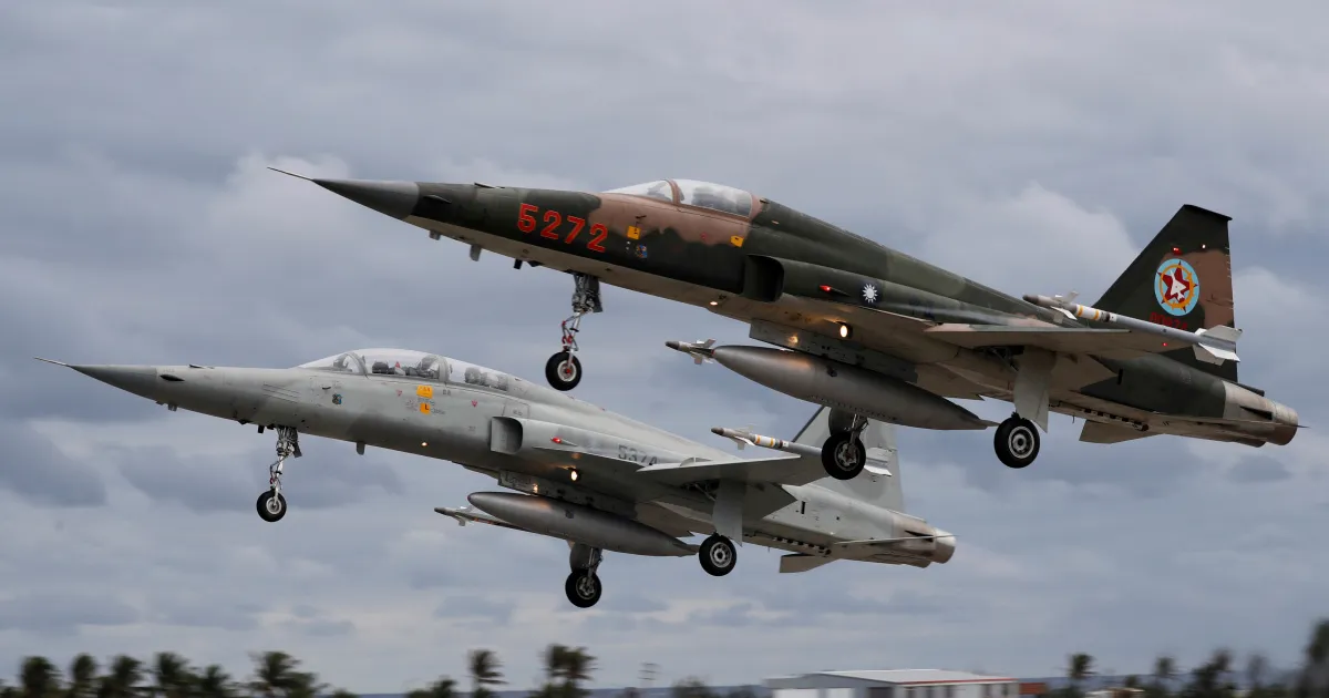 Đài Loan: Hai máy bay chiến đấu đâm nhau, rơi xuống biển 
