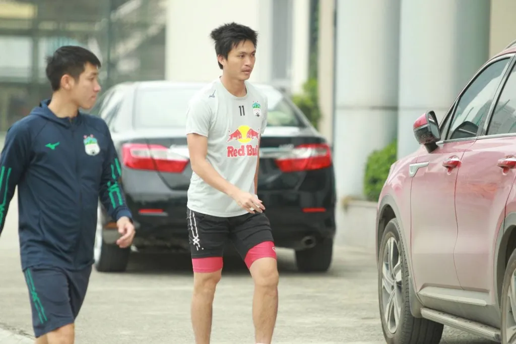 Tiền vệ Nguyễn Tuấn Anh bất ngờ bị đau trong buổi tập trước trận gặp Viettel FC