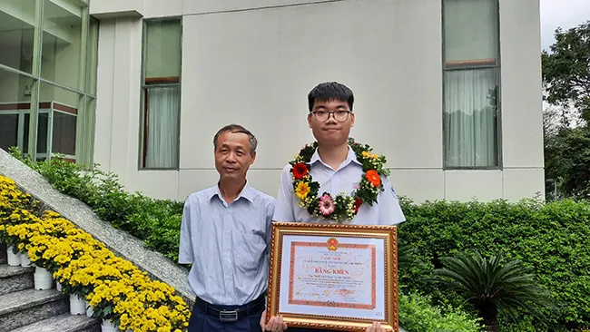 Em Nguyễn Mạc Nam Trung, Trường Phổ thông Năng khiếu - Đại học Quốc gia - TPHCM, Huy chương Bạc Olympic Toán quốc tế 2020 và giáo viên trực tiếp đào tạo