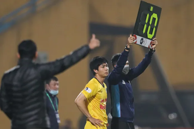 Vào sân từ ghế dự bị, Công Phượng ghi bàn đầu tiên ở V-League 2021 2