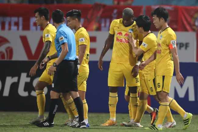 Vào sân từ ghế dự bị, Công Phượng ghi bàn đầu tiên ở V-League 2021 6