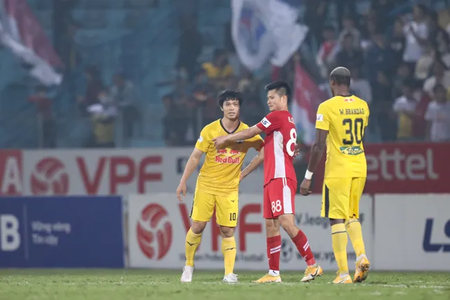 Vào sân từ ghế dự bị, Công Phượng ghi bàn đầu tiên ở V-League 2021 9