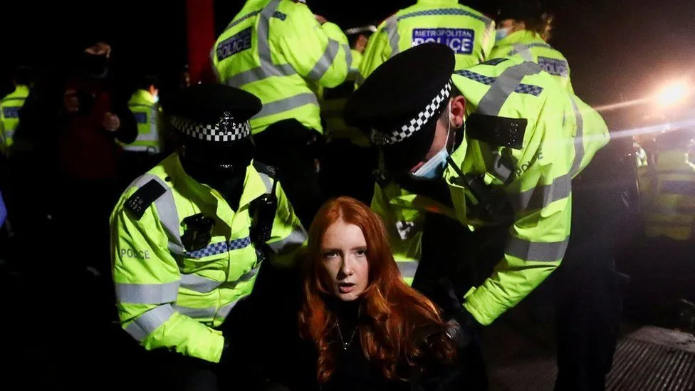 Biểu tình bạo lực ở Anh, 10 người bị cảnh sát bắt giữ