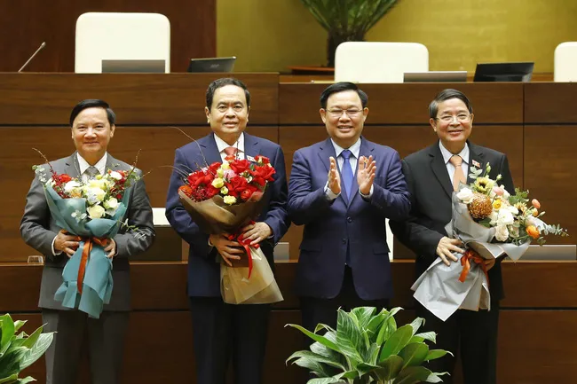 Chủ tịch Quốc hội Vương Đình Huệ tặng hoa chúc mừng các Phó Chủ tịch Trần Thanh Mẫn, Nguyễn Khắc Định và Nguyễn Đức Hải. 
