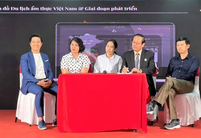 Ông Chữ Hồng Minh, ngoài cùng bên trái cùng các đối tác trả lời hỏi đáp với các đại biểu tại lễ công bố Dự án.