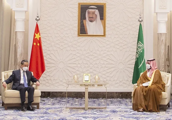 Ngoại trưởng Trung Quốc Vương Nghị (trái) gặp thái tử Mohammed bin Salman của Saudi Arabia ở Riyadh ngày 24-3 - Ảnh: AFP